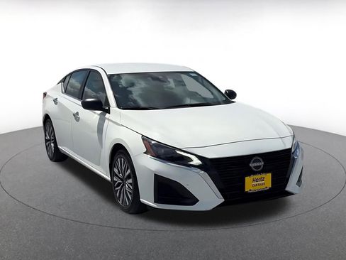 Used 2025 Nissan Altima 2.5 SV FWD image 3