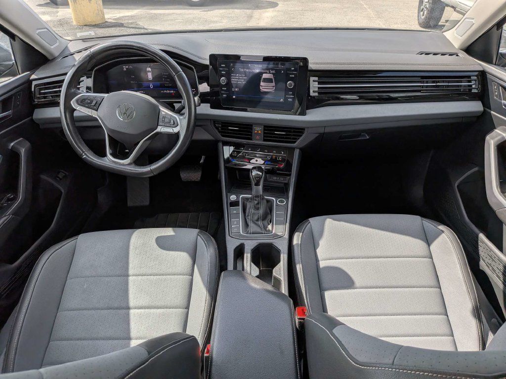 Used 2025 Volkswagen Jetta SE FWD image 13