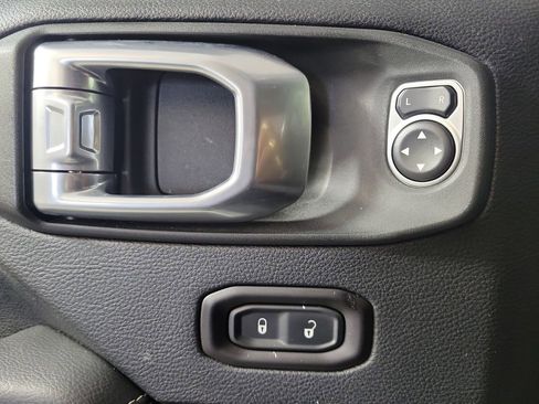 Used 2019 Jeep Wrangler Unlimited Sahara AWD/4WD image 16