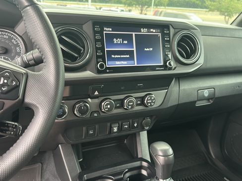 Used 2020 Toyota Tacoma TRD Off-Road AWD/4WD image 19