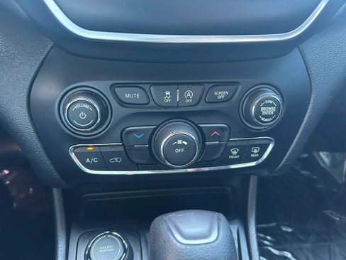 Used 2019 Jeep Cherokee Latitude w/ Popular Appearance Group AWD/4WD image 8