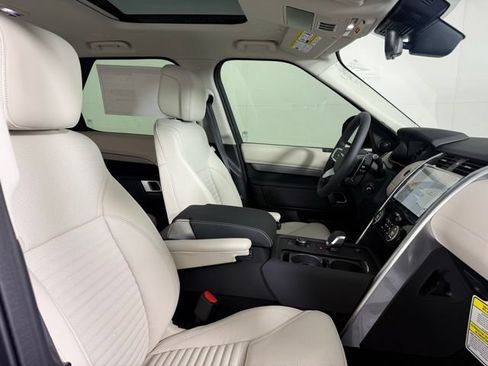 Used 2025 Land Rover Discovery Dynamic SE AWD/4WD image 36