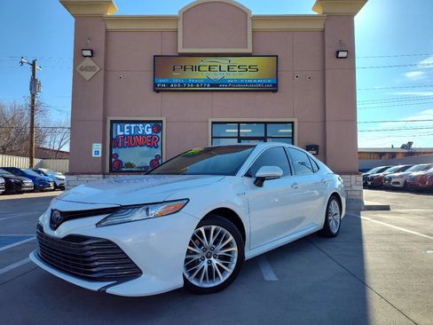 Used 2018 Toyota Camry XLE image 1
