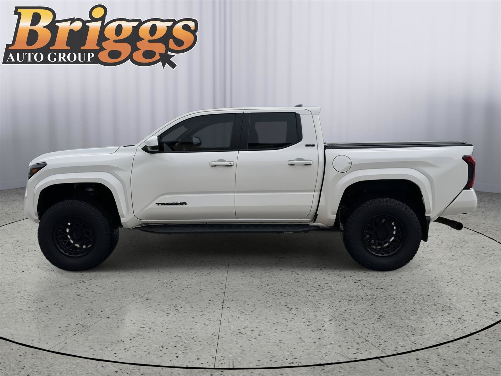 Used 2025 Toyota Tacoma SR5 AWD/4WD image 2