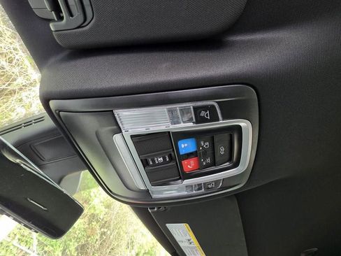 Used 2025 RAM 1500 4x4 Crew Cab image 28