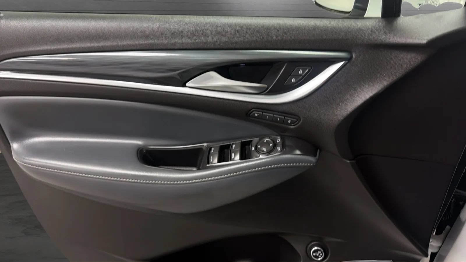 Used 2022 Buick Enclave Premium AWD/4WD image 17