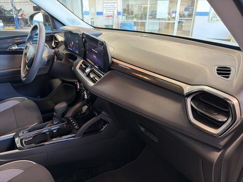 Used 2025 Chevrolet TrailBlazer LT AWD/4WD image 31