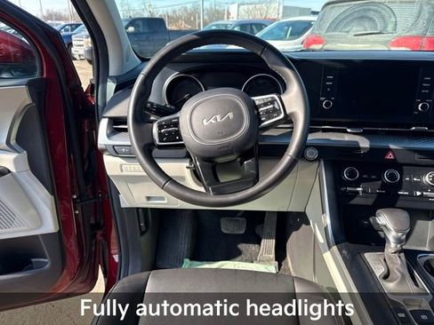 Used 2024 Kia Carnival LX image 17