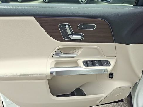 Used 2025 Mercedes-Benz GLB 250 4MATIC image 14