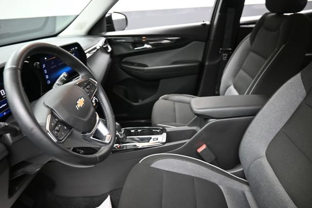 Used 2025 Chevrolet TrailBlazer LT w/ LT Cold Weather Package FWD image 16