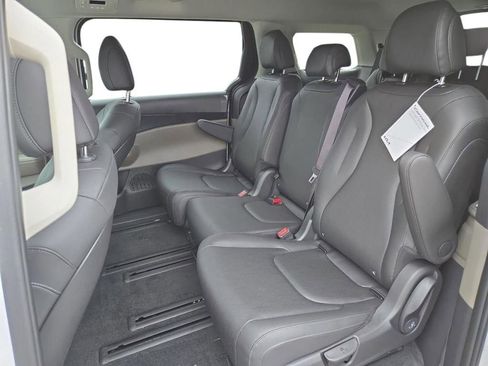 New 2026 Kia Carnival LXS image 19
