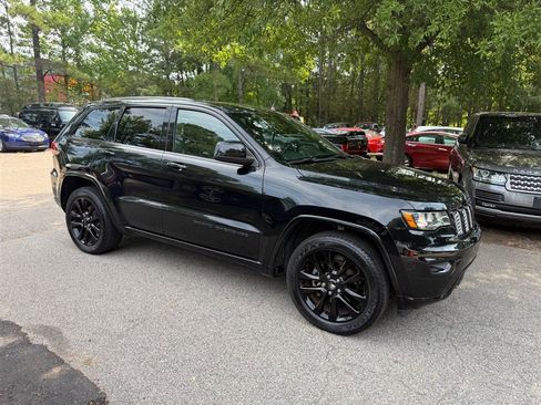 Used 2018 Jeep Grand Cherokee Altitude RWD image 4