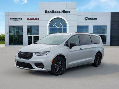 New 2026 Chrysler Pacifica Limited image 2