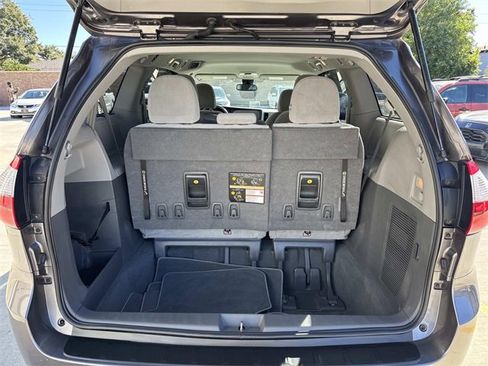 Used 2020 Toyota Sienna LE image 8