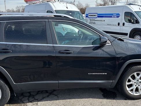 Used 2018 Jeep Cherokee Latitude w/ Cold Weather Group image 14