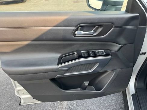 Used 2023 Nissan Pathfinder SL AWD/4WD image 18