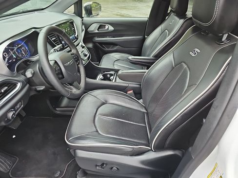 Used 2025 Chrysler Pacifica Limited FWD image 18