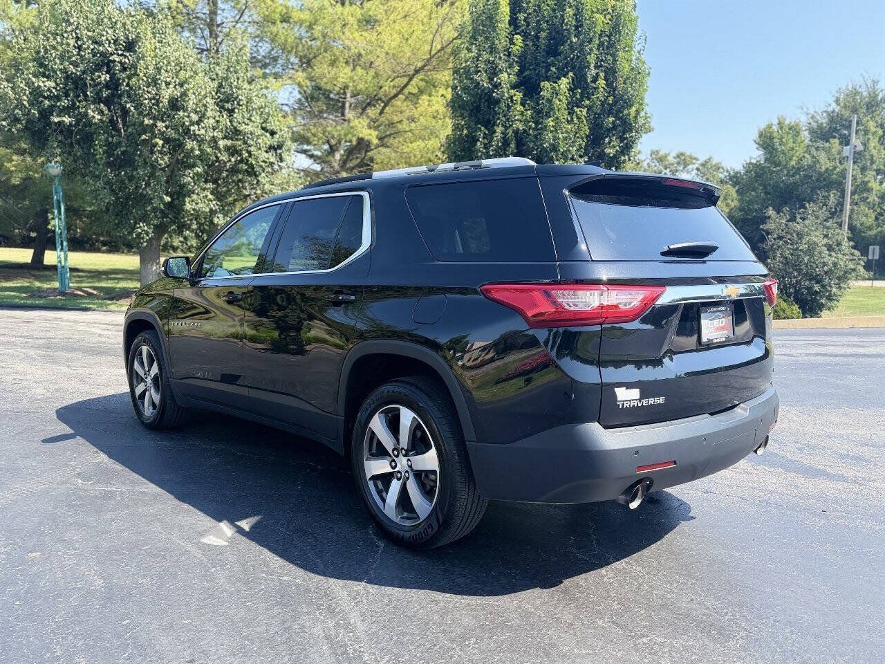 Used 2018 Chevrolet Traverse LT FWD image 3