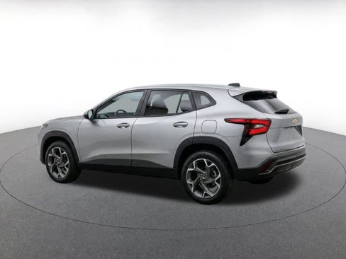 Used 2025 Chevrolet Trax LT w/ LT Convenience Package FWD image 7