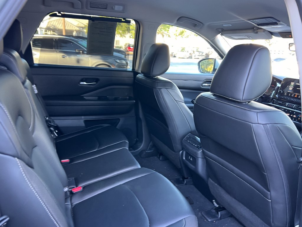 Used 2025 Nissan Pathfinder SL FWD image 14