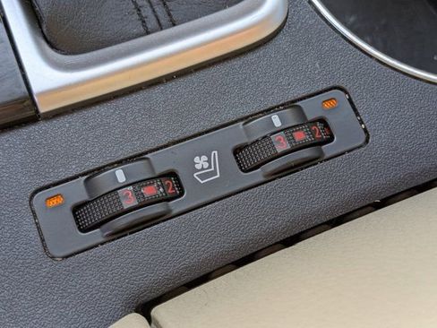 Used 2016 Toyota Highlander Limited image 29