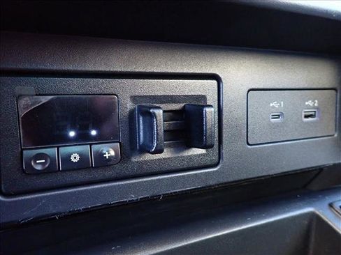 Used 2020 Nissan Titan SL w/ Moonroof Package image 22