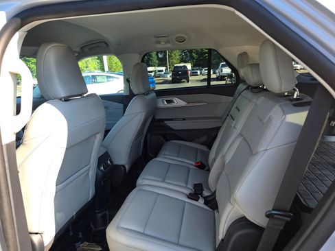 Used 2025 Ford Explorer Active w/ Active Comfort Package AWD/4WD image 10