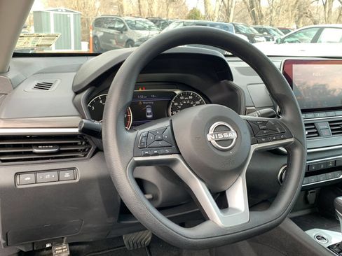 Used 2025 Nissan Altima 2.5 SV FWD image 30