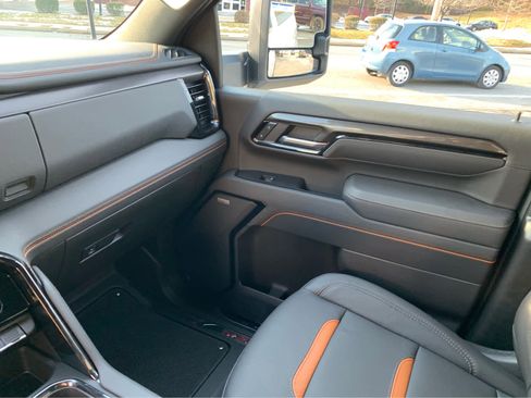 Used 2025 GMC Sierra 2500 AT4 image 20