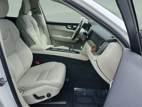 Used 2022 Volvo XC60 B5 Momentum w/ Protection Package Premier image 20
