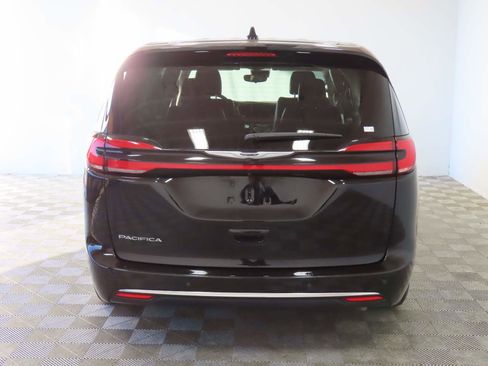 Used 2024 Chrysler Pacifica Touring-L image 4