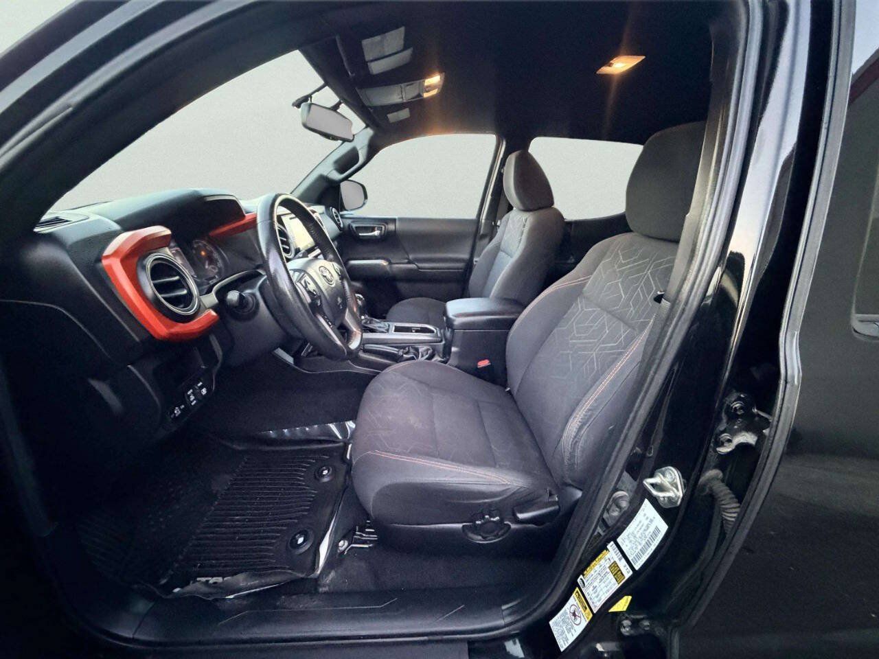 Used 2017 Toyota Tacoma TRD Sport w/ Tow Package (A/T) AWD/4WD image 18