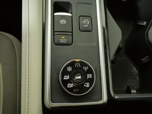 Used 2025 Nissan Pathfinder SL AWD/4WD image 32