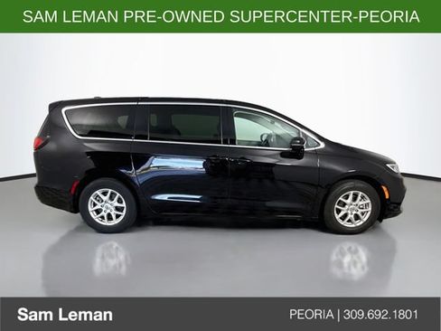 Used 2024 Chrysler Pacifica Touring-L FWD image 8