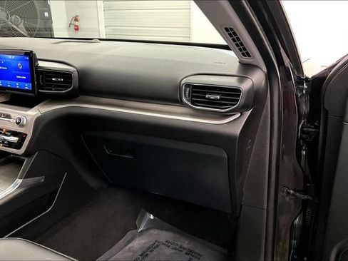 Used 2024 Ford Explorer XLT w/ XLT Sport Appearance Package AWD/4WD image 19