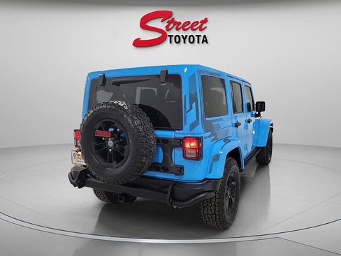 Used 2017 Jeep Wrangler Unlimited Sahara AWD/4WD image 4