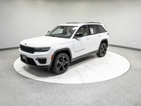 Used 2023 Jeep Grand Cherokee Limited w/ Luxury Tech Group II AWD/4WD image 36
