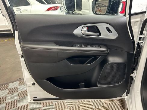 Used 2026 Chrysler Pacifica Limited FWD image 17