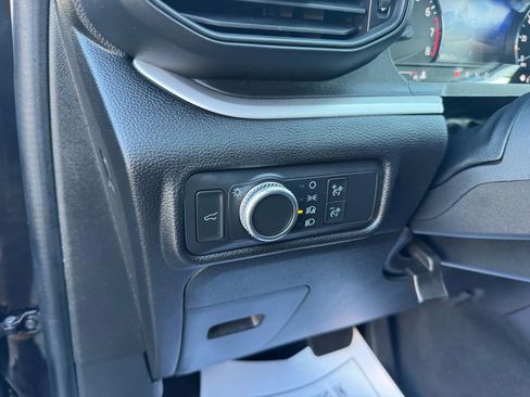 Used 2022 Ford Explorer XLT image 16