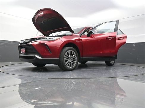 Used 2024 Toyota Venza XLE image 37