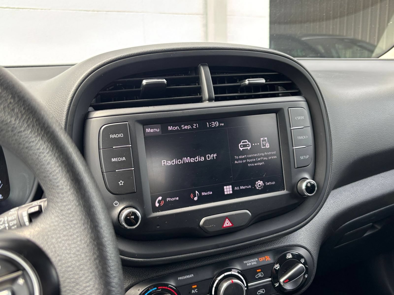 Used 2025 Kia Soul LX w/ LX Technology Package FWD image 19
