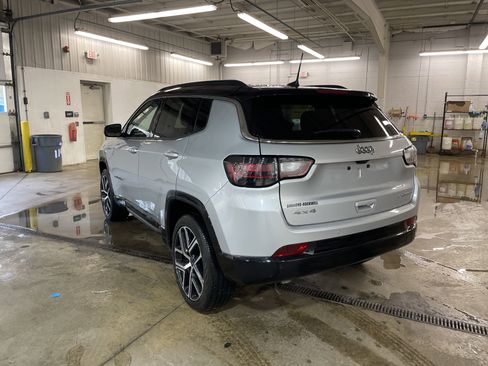 Used 2025 Jeep Compass Limited w/ Elite Group AWD/4WD image 7