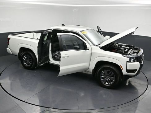 Certified 2025 Nissan Frontier SV image 32