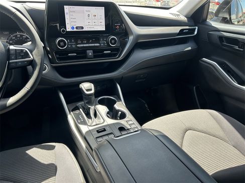 Certified 2024 Toyota Highlander LE image 17