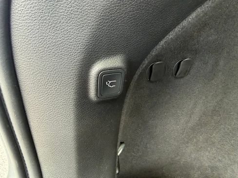 Used 2019 Jeep Cherokee Limited w/ Luxury Group AWD/4WD image 24