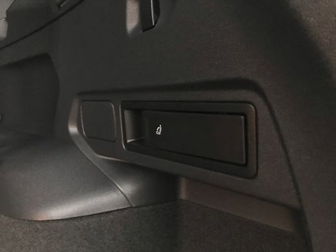 Used 2021 Volkswagen Tiguan SE R-Line image 26