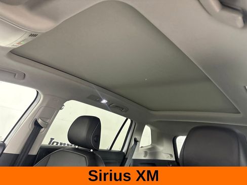 Used 2022 Volkswagen Tiguan SE w/ Panoramic Sunroof Package AWD/4WD image 10