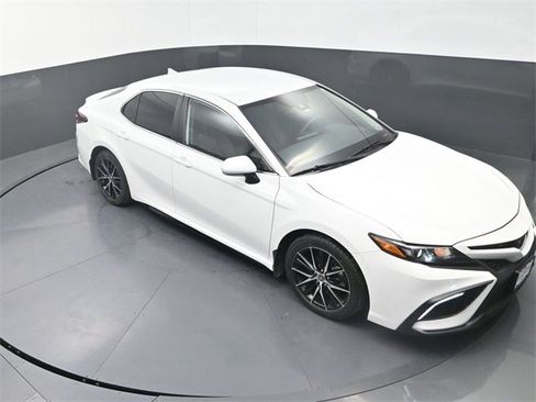 Used 2022 Toyota Camry SE image 17
