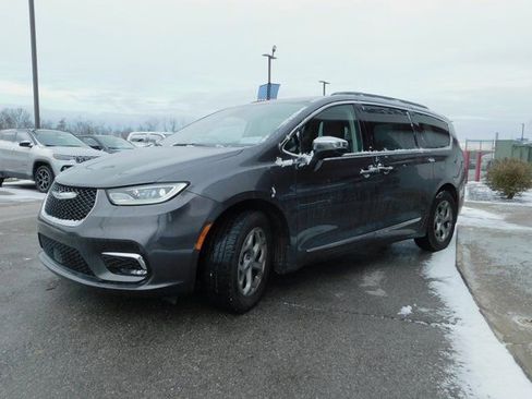 Used 2023 Chrysler Pacifica Limited image 24