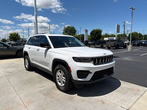 Used 2023 Jeep Grand Cherokee Laredo w/ Luxury Tech Group I AWD/4WD image 18